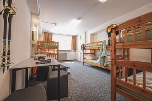 8-Bett Zimmer Delux | Allergikerbettwaren, Verdunkelungsvorhänge, Bettwäsche