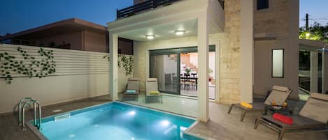 Piscine extérieure, chaises longues