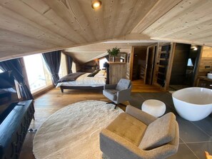 5 bedrooms, desk, iron/ironing board, travel crib