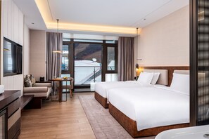 Caja de seguridad en la habitación, escritorio y cortinas blackout 