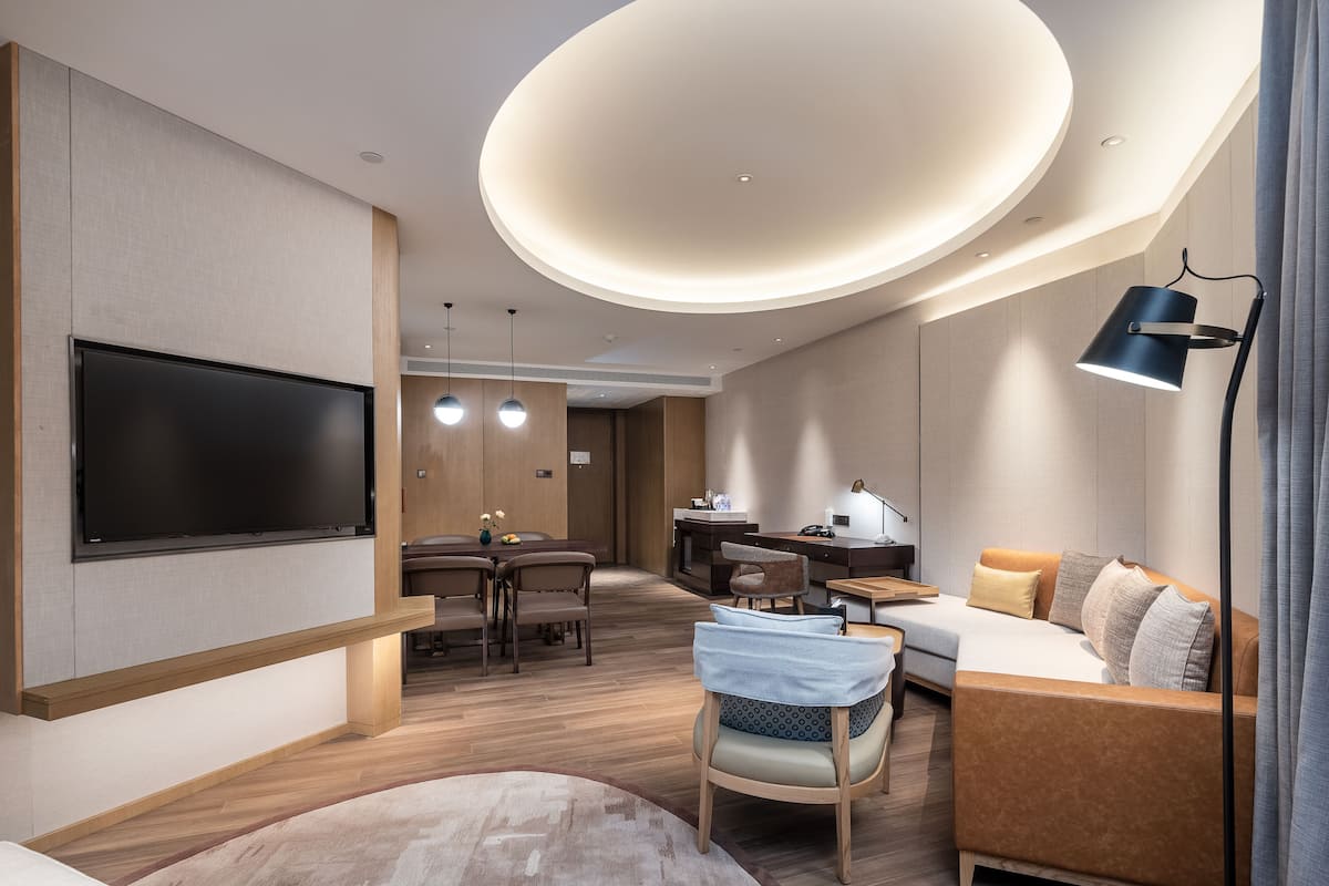 Kamar Double Eksekutif | Brankas, meja kerja, tirai kedap cahaya, dan Wi-Fi gratis