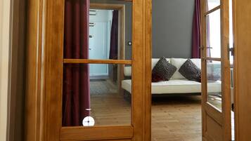 Deluxe appartement, Meerdere bedden | Luxe beddengoed, donsdekens, een kluis op de kamer, een bureau