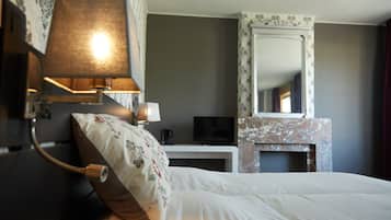 Quarto duplo luxo, várias camas | Roupas de cama premium, edredons de pluma, cofres nos quartos