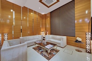 Lobby sitting area - Cozzet Stay Amritsar (Amritsar)