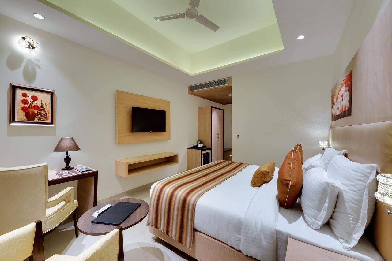 Minibar, laptop workspace, free WiFi, bed sheets