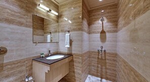 Shower, hydromassage showerhead, free toiletries, slippers - Cozzet Stay Amritsar (Amritsar)