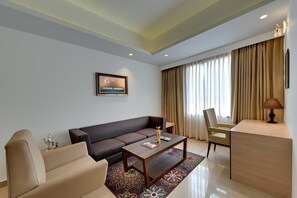 Minibar, laptop workspace, free WiFi, bed sheets - Cozzet Stay Amritsar (Amritsar)