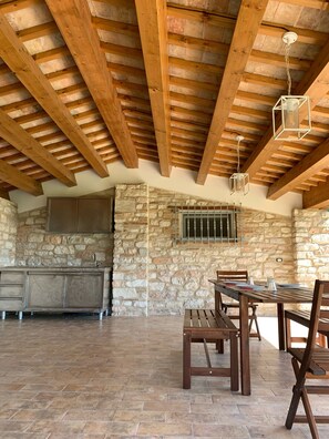 Outdoor dining - BEAUTIFUL FARMHOUSE FULLY IMMERSED IN NATURE (fossombrone)