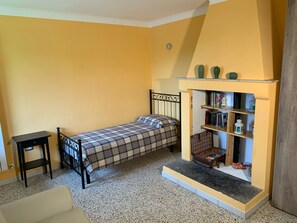 3 bedrooms, iron/ironing board, free WiFi, bed sheets - BEAUTIFUL FARMHOUSE FULLY IMMERSED IN NATURE (fossombrone)