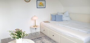 2 Schlafzimmer, Schreibtisch, Bügeleisen/Bügelbrett, Reisekinderbett