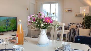 Smart-TV, DVD-Player, Bücher, Videothek