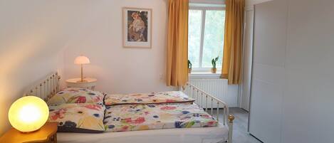 2 عدّة غرف نوم ومكتب ومكواة/لوح كي وسرير سفر