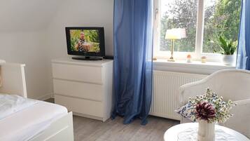 2 bedrooms, desk, iron/ironing board, travel cot