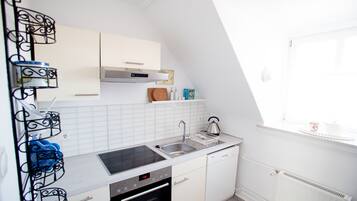 Kühlschrank, Mikrowelle, Herdplatte, Geschirrspüler