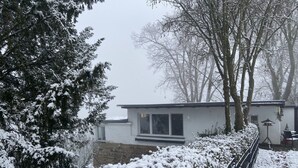 A snow-covered residential area with a house, trees, and a fence. - Exceptional vacation home in a fantastic location above Rheinfels Castle, Loreley (Sankt Goar)