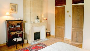 Double Room (Alix) | Room amenity - Château Les Cèdres B&B (Thue et Mue)