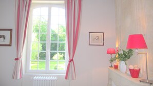 Double Room (Victoire) | Room amenity - Château Les Cèdres B&B (Thue et Mue)