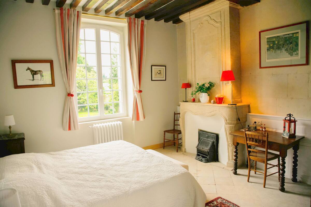 Double Room (Victoire) | Minibar, iron/ironing board (on request), WiFi (free)