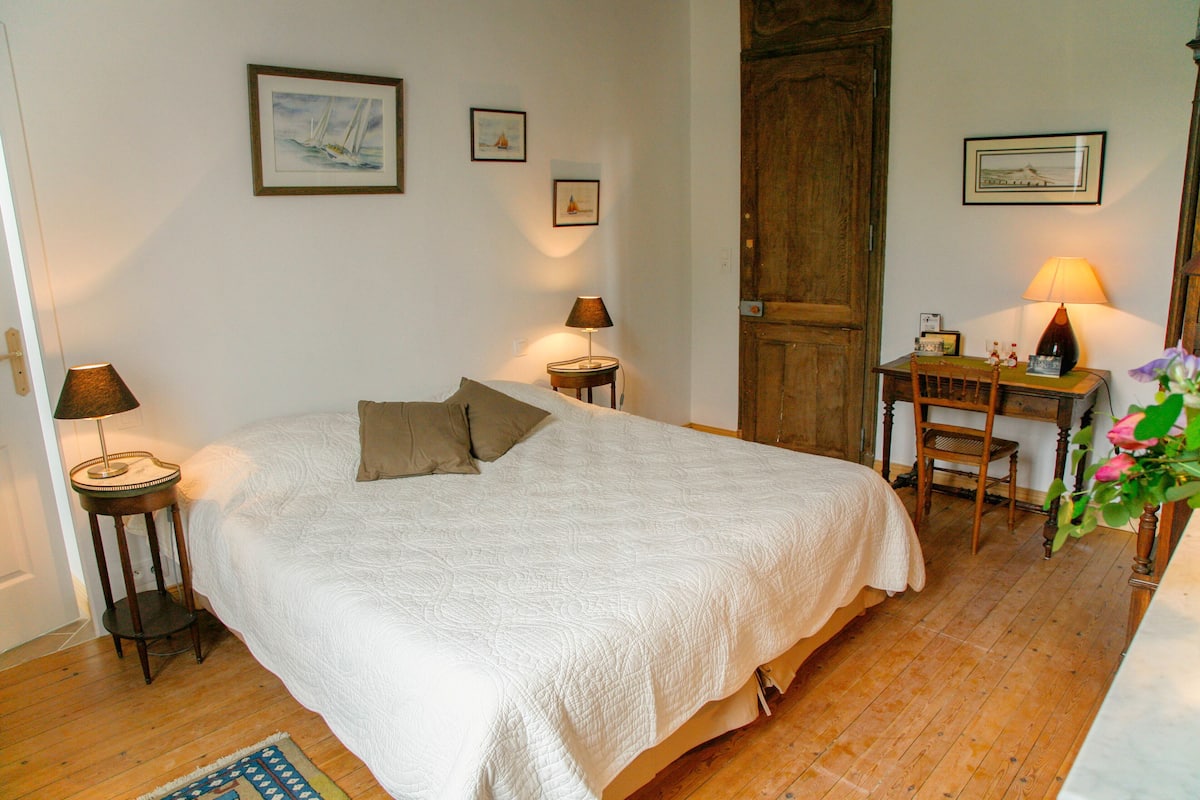 Camera con letto matrimoniale o 2 letti singoli (Agathe) | Minibar, con stile personalizzato, con arredamento individuale