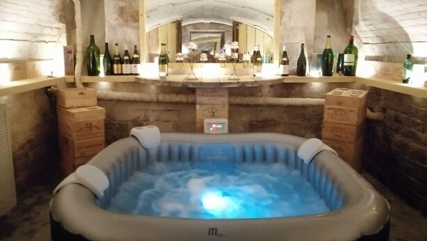 Indoor spa tub - Château Les Cèdres B&B (Thue et Mue)