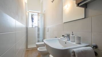 City Apartment | Bathroom | Shower, free toiletries, hair dryer, bidet