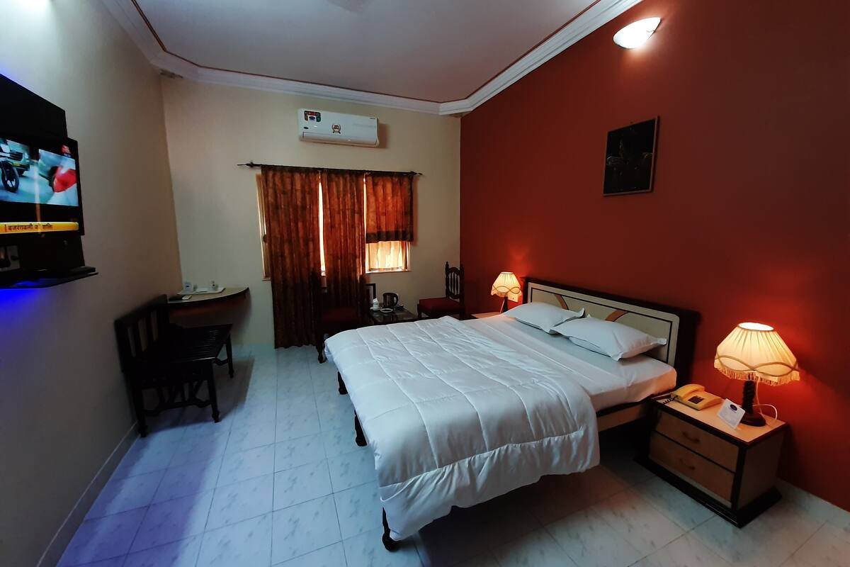 Desk, iron/ironing board, free WiFi, bed sheets