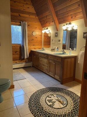 Combined shower/tub, hair dryer, towels, soap - Okemo&Killington Retreat 90acre Private Mountain Getaway! Breathtaking View! (Shrewsbury)