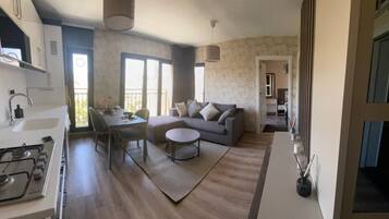 Executive Apartment, Hill View | Private kitchen | Fridge, stovetop, cookware/dishes/utensils