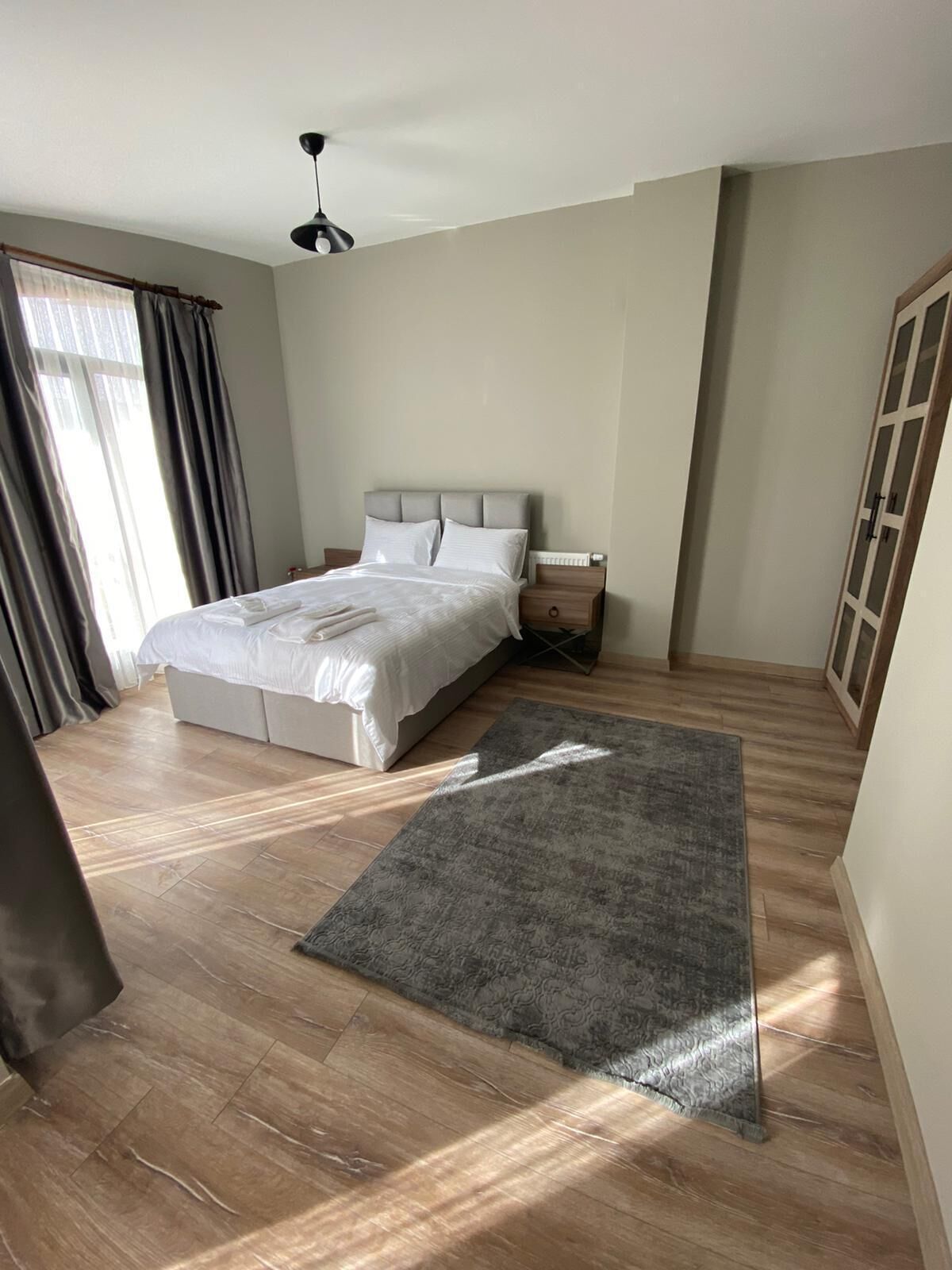 Laptop workspace, free cribs/infant beds, free WiFi, bed sheets