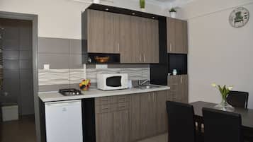 Geladeira, micro-ondas, cooktop, chaleira elétrica