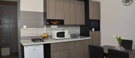 Refrigerador, microondas, placa de cocina, tetera/pava eléctrica