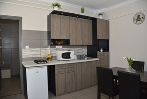 Refrigerador, microondas, parrilla de estufa y tetera eléctrica