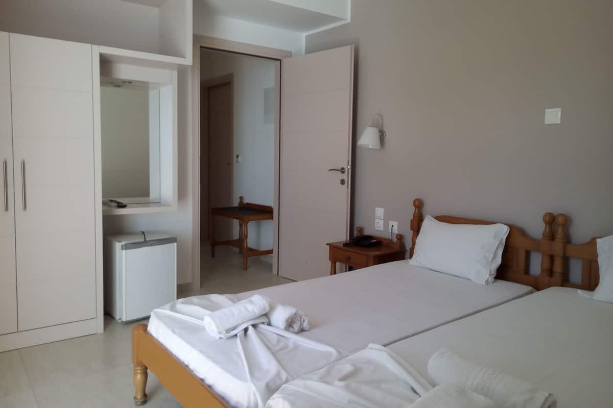 1 habitación, muebles diferentes y tabla de planchar con plancha