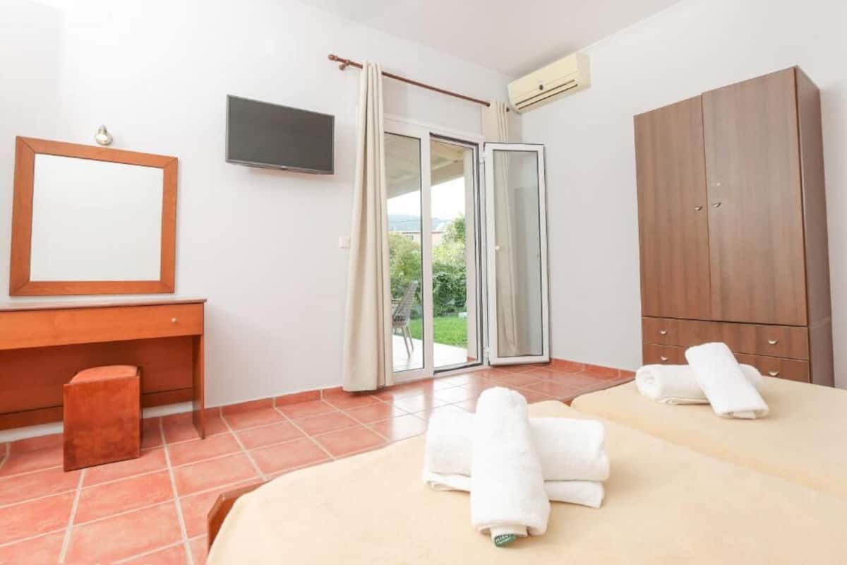 Muebles diferentes, tabla de planchar con plancha y ropa de cama