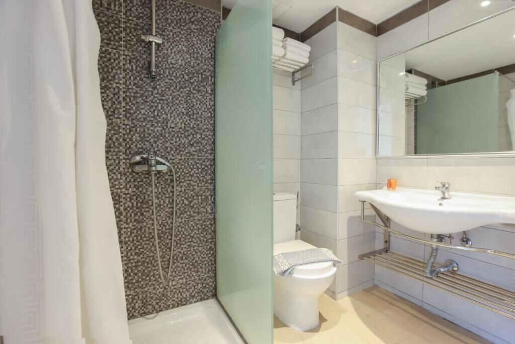 Ein modernes Badezimmer mit Dusche, Toilette und Waschbecken.