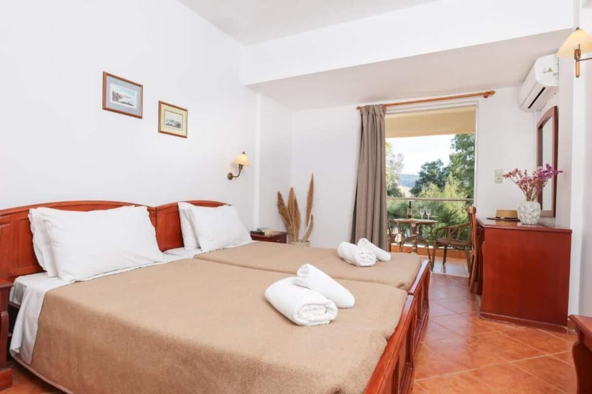 Muebles diferentes, tabla de planchar con plancha y ropa de cama