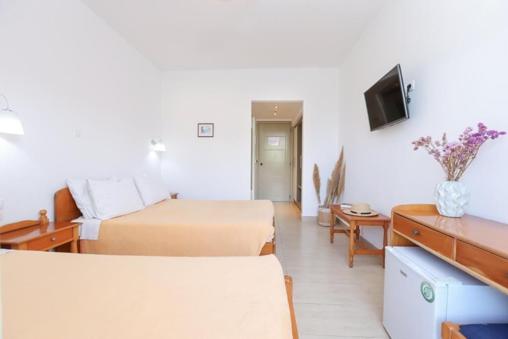 Comfort Triple Room | Individually furnished, iron/ironing board, bed sheets