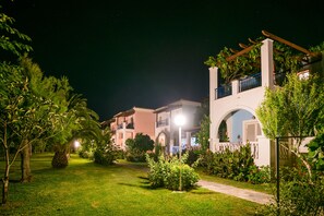 Fachada de la propiedad por la tarde o noche