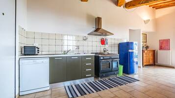 Fridge, oven, stovetop, dishwasher