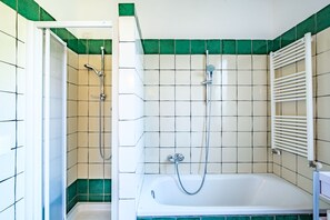 Ducha y bañera combinadas, secador de pelo y bidé