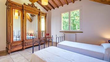 4 bedrooms, desk, travel crib, free WiFi