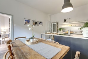 Apartment, 2 Schlafzimmer | Essbereich im Zimmer