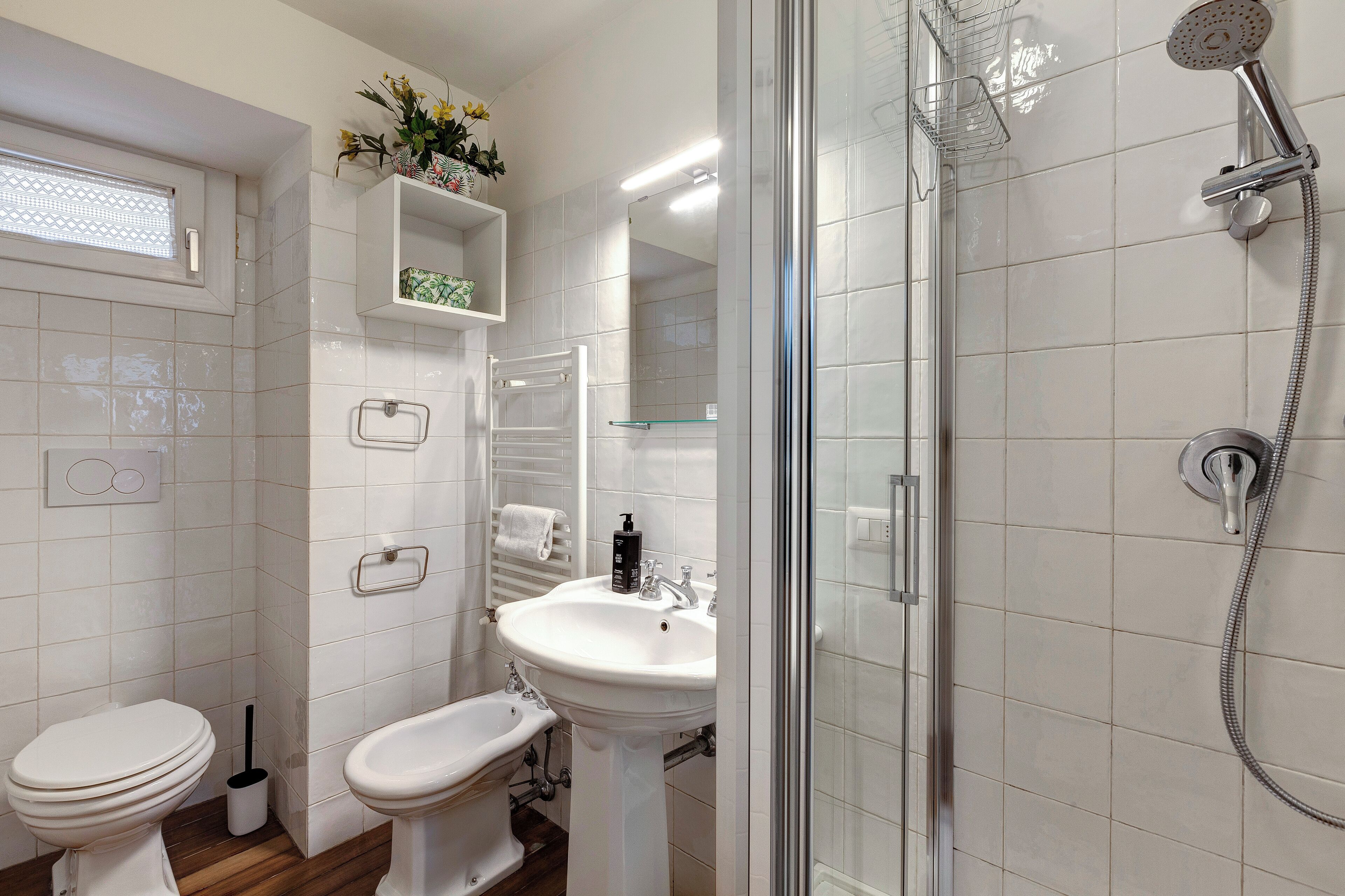 Un baño moderno con ducha, inodoro, bidé y lavamanos.