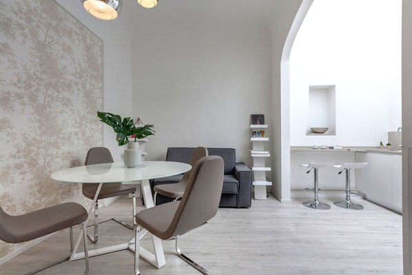 Apartment, 2 Schlafzimmer | Essbereich im Zimmer