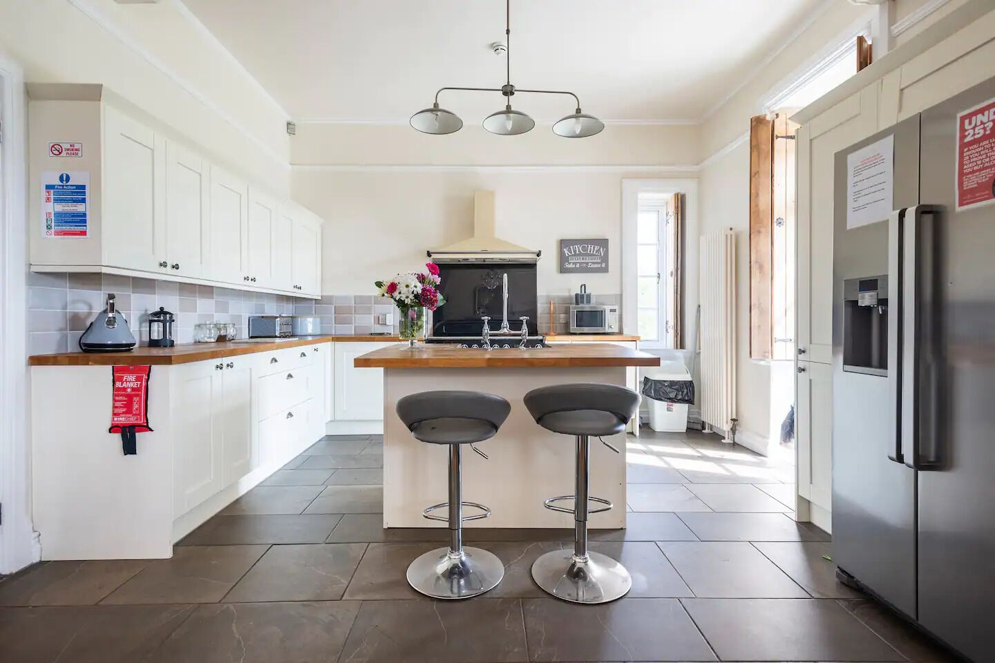 Køleskab, mikrobølgeovn, ovn, kogeplade