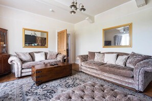 TV, peis, DVD-spiller og bøker