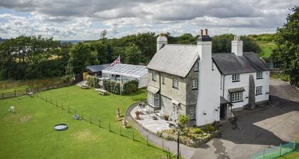 St Anne's House, Sea Views, 7 Bedrooms - Sleeps 30