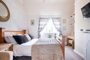 7 bedrooms, iron/ironing board, free WiFi, bed sheets