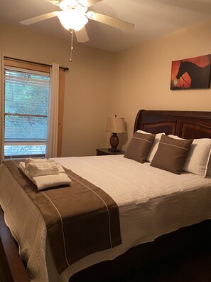 2 bedrooms, iron/ironing board, WiFi