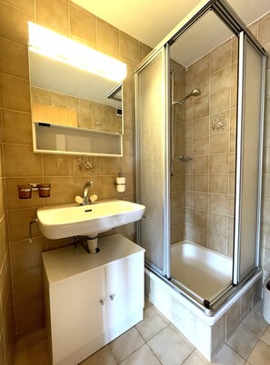 Dusche, Handtücher, Toilettenpapier